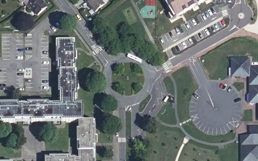 Vue aérienne du Rond-point anonyme n°165939649