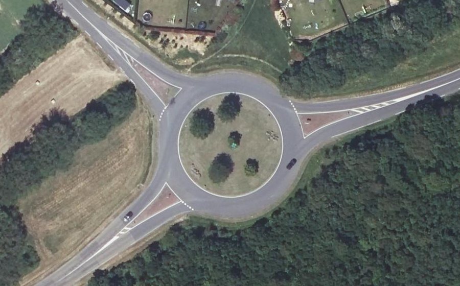 Vue aérienne du Rond-point anonyme n°166011238