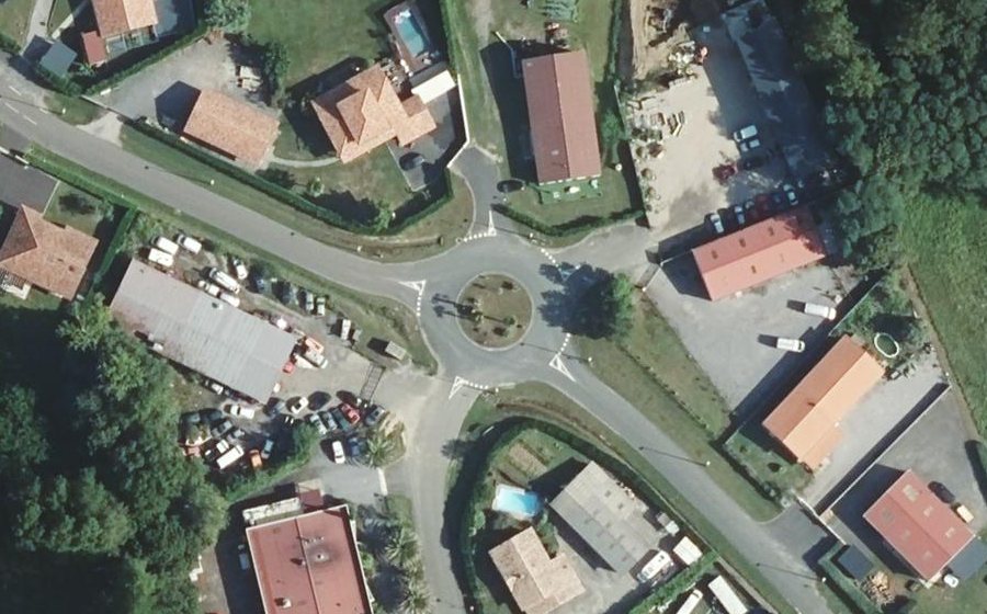 Vue aérienne du Rond-point anonyme n°166064412