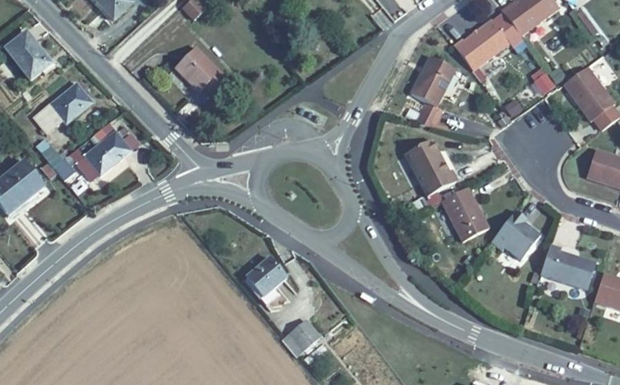 Vue aérienne du Rond-point anonyme n°166073684