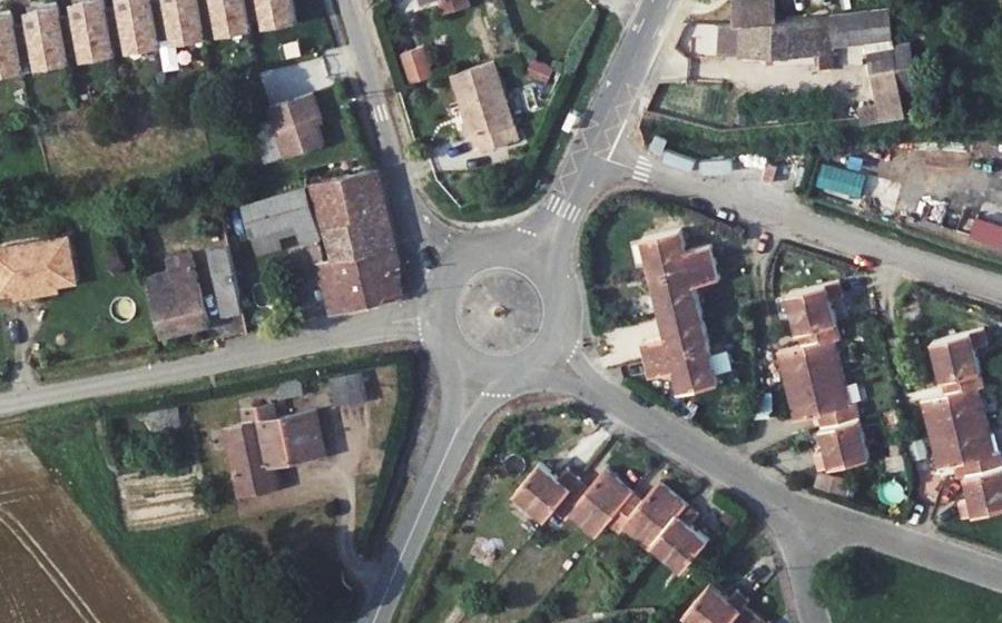 Vue aérienne du Rond-point anonyme n°166093689