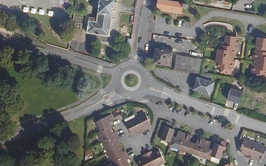 Vue aérienne du Rond-point anonyme n°166094962