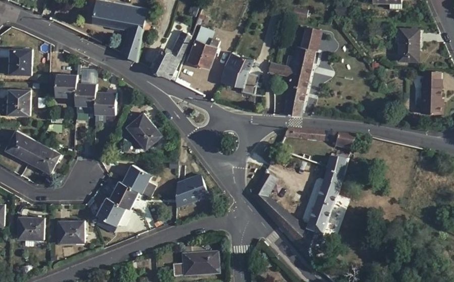 Vue aérienne du Rond-point anonyme n°166096966