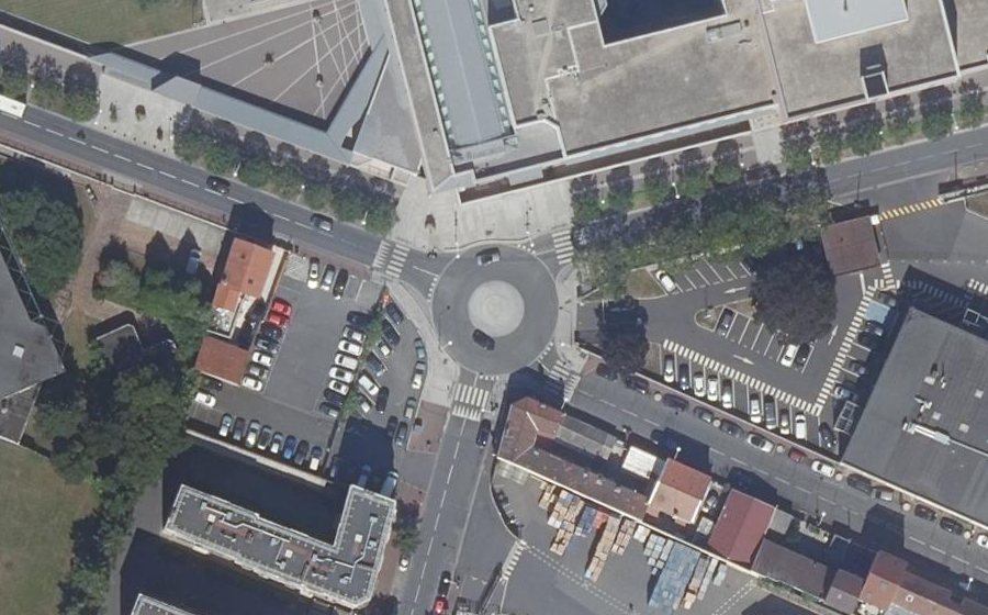 Vue aérienne du Rond-point anonyme n°166106775
