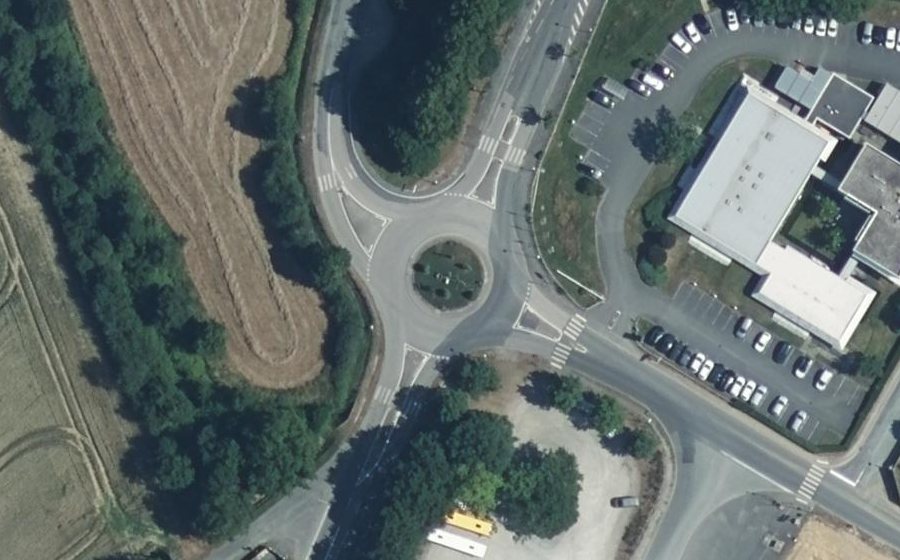 Vue aérienne du Rond-point anonyme n°166119811