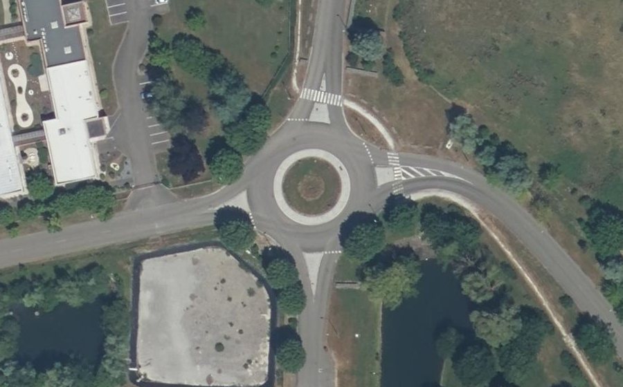 Vue aérienne du Rond-point anonyme n°166125439