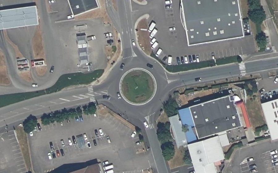 Vue aérienne du Rond-point anonyme n°166125442