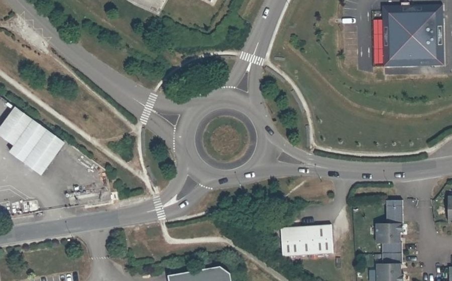 Vue aérienne du Rond-point anonyme n°166125443