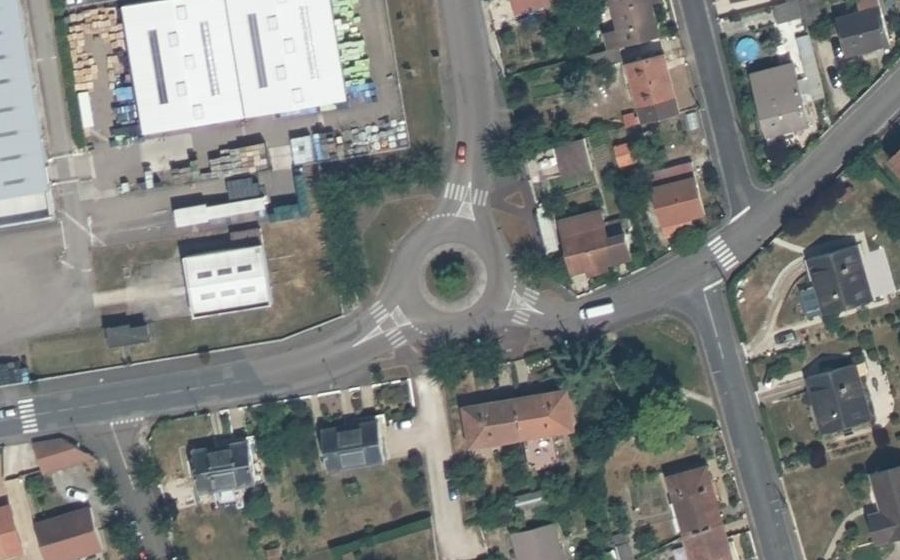 Vue aérienne du Rond-point anonyme n°166125525