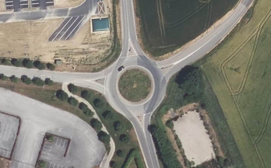 Vue aérienne du Rond-point anonyme n°166128242