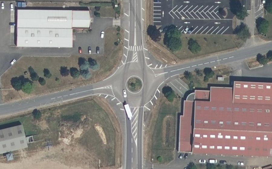 Vue aérienne du Rond-point anonyme n°166130588
