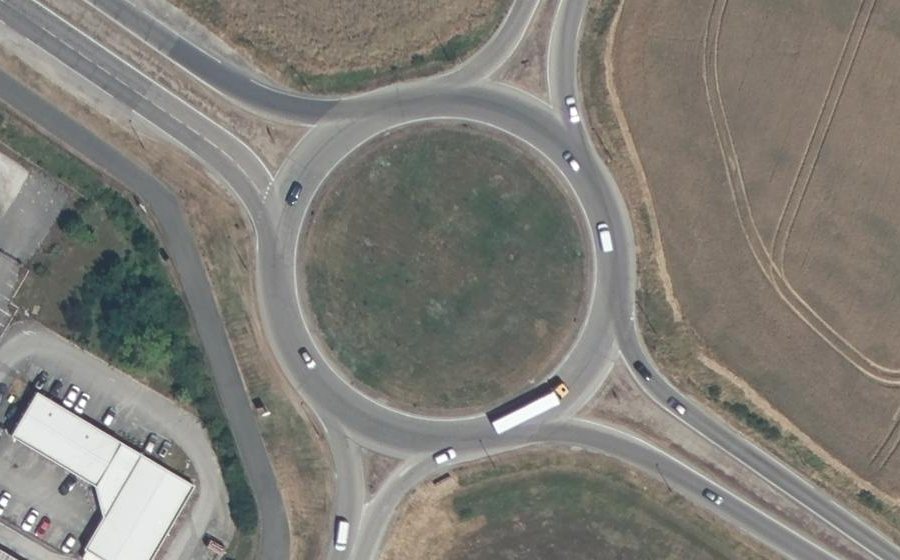 Vue aérienne du Rond-point anonyme n°166130593