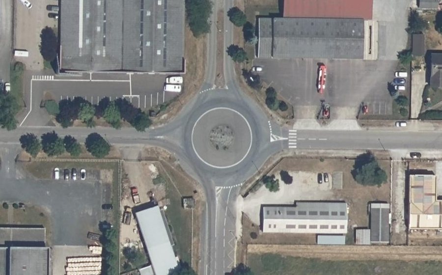 Vue aérienne du Rond-point anonyme n°166130594