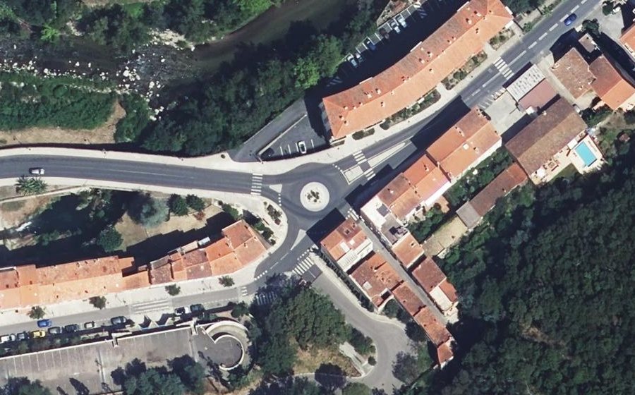 Vue aérienne du Rond-point anonyme n°166133897