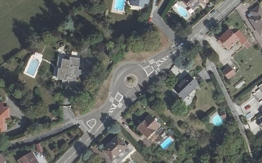 Vue aérienne du Rond-point anonyme n°166142329