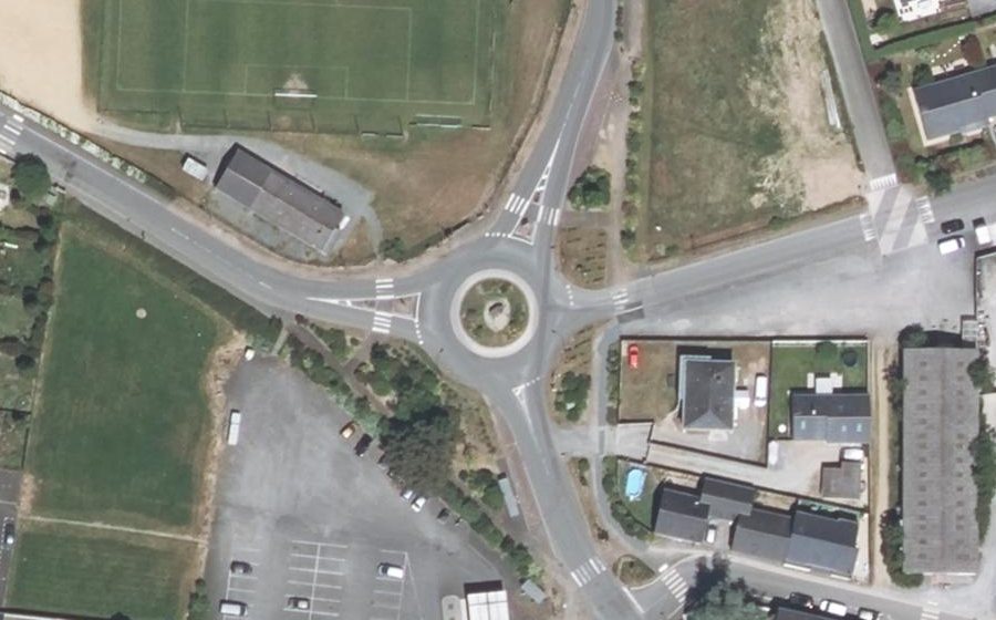 Vue aérienne du Rond-point anonyme n°166164774