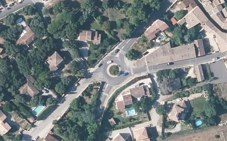 Vue aérienne du Rond-point anonyme n°166172037