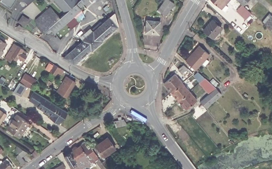 Vue aérienne du Rond-point anonyme n°166197629