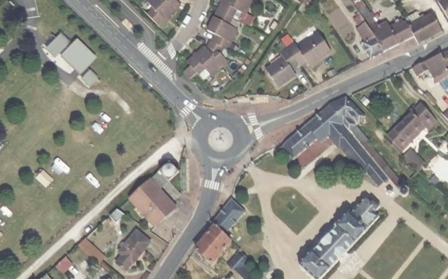 Vue aérienne du Rond-point anonyme n°166197631