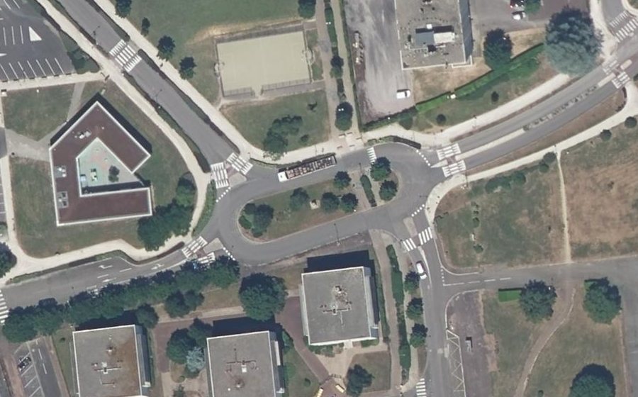 Vue aérienne du Rond-point anonyme n°166220487