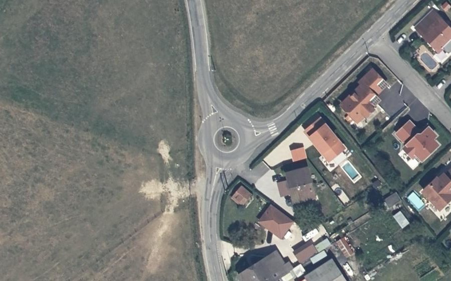 Vue aérienne du Rond-point anonyme n°166234126