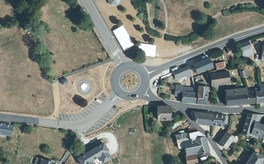 Vue aérienne du Rond-point anonyme n°166237411