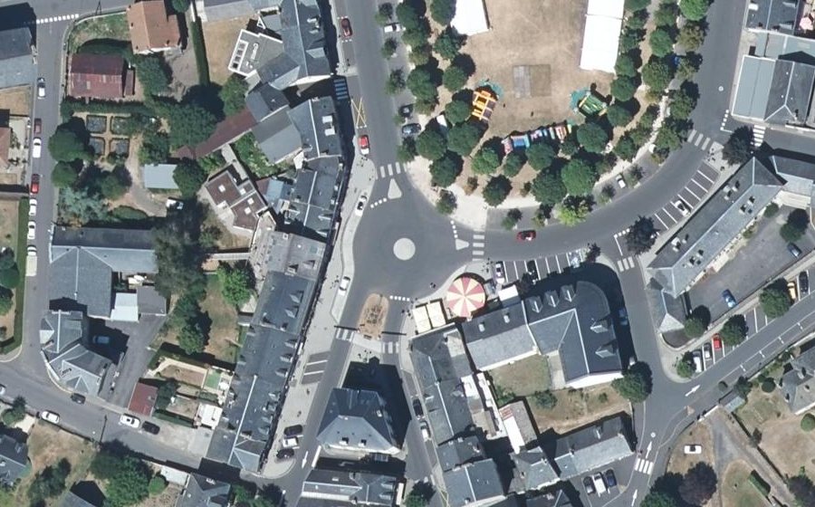 Vue aérienne du Rond-point anonyme n°166248083