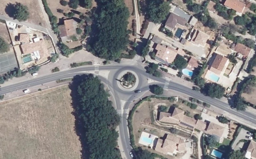 Vue aérienne du Rond-point anonyme n°166249236