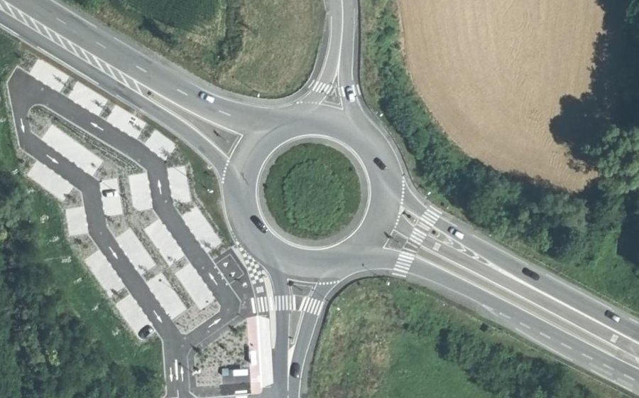 Vue aérienne du Rond-point anonyme n°166277240