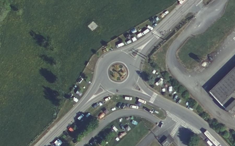 Vue aérienne du Rond-point anonyme n°166280540