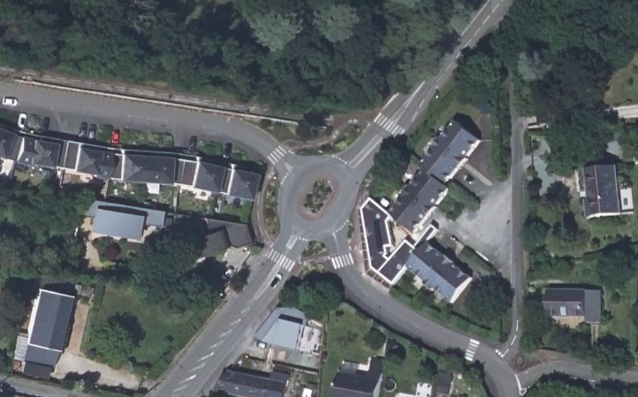 Vue aérienne du Rond-point anonyme n°166285467