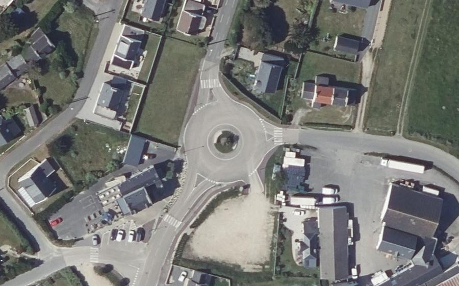 Vue aérienne du Rond-point anonyme n°166322958
