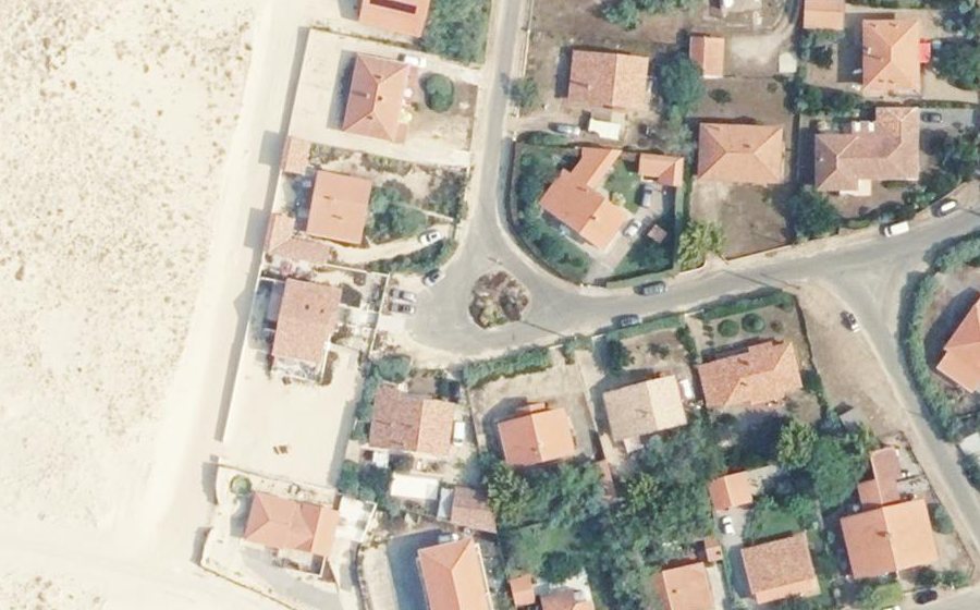 Vue aérienne du Rond-point anonyme n°166368946