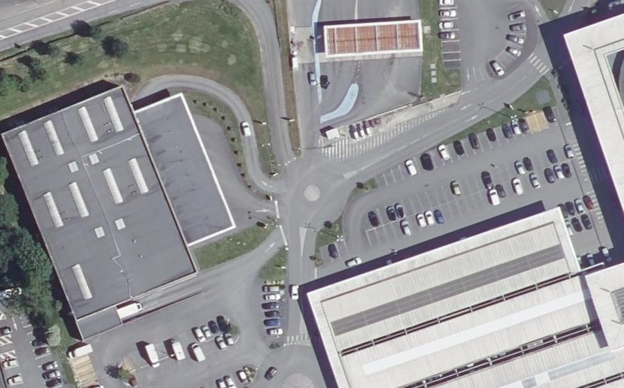 Vue aérienne du Rond-point anonyme n°166374302