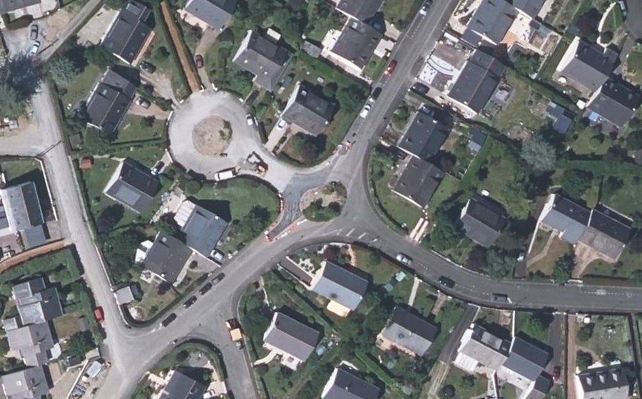 Vue aérienne du Rond-point anonyme n°166386820