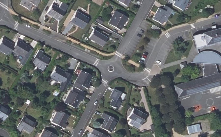 Vue aérienne du Rond-point anonyme n°166386835