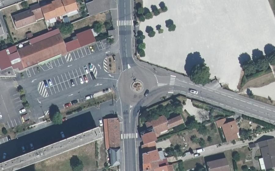 Vue aérienne du Rond-point anonyme n°166392968