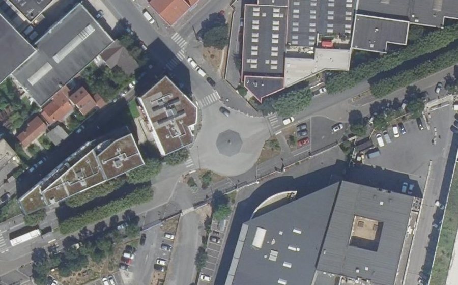 Vue aérienne du Rond-point anonyme n°166408690