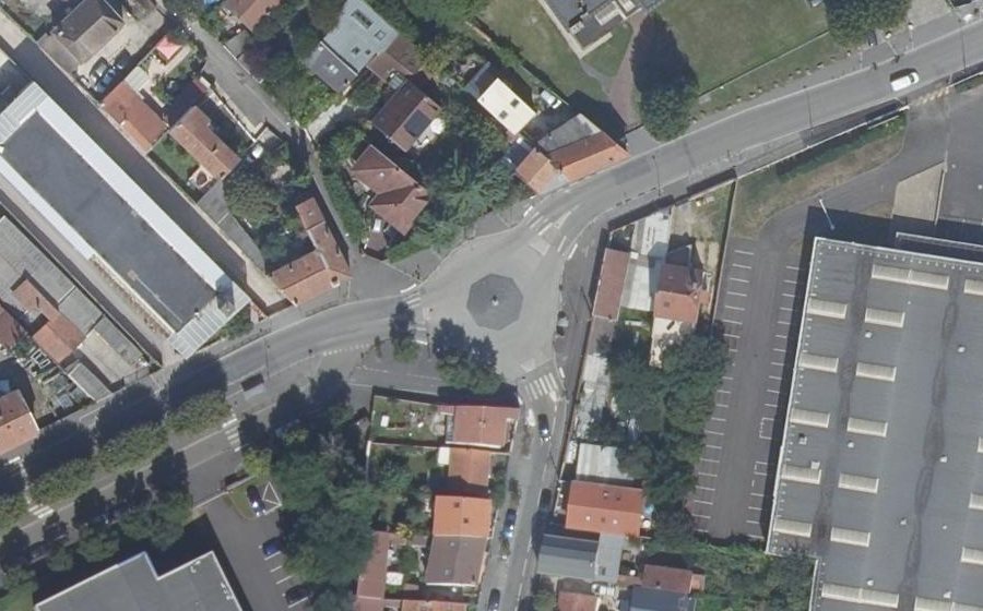 Vue aérienne du Rond-point anonyme n°166408698