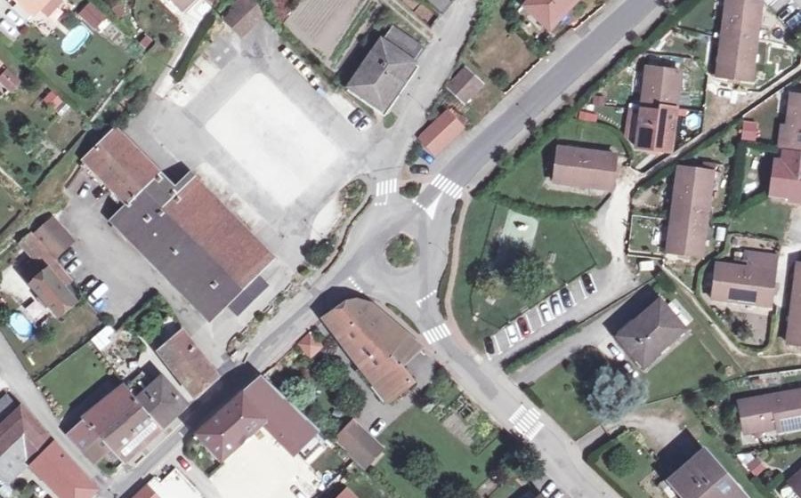 Vue aérienne du Rond-point anonyme n°166423259