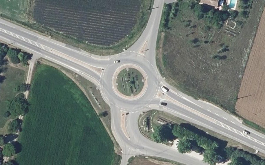 Vue aérienne du Rond-point anonyme n°166433662