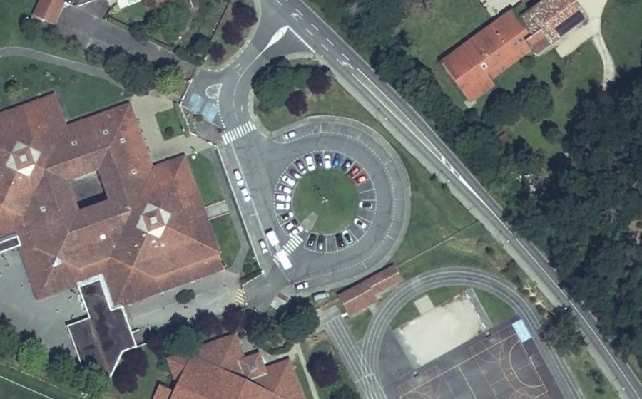 Vue aérienne du Rond-point anonyme n°166440973