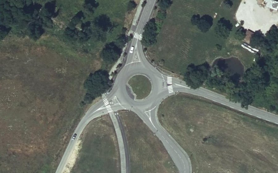 Vue aérienne du Rond-point anonyme n°166440976