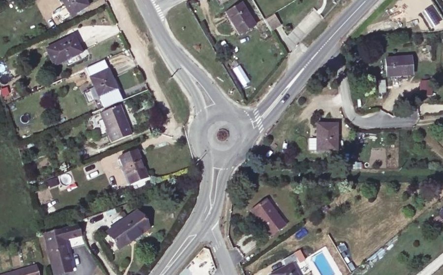 Vue aérienne du Rond-point anonyme n°166452173