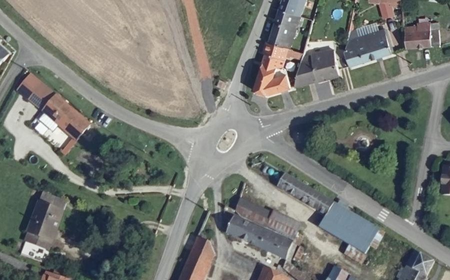 Vue aérienne du Rond-point anonyme n°166490350