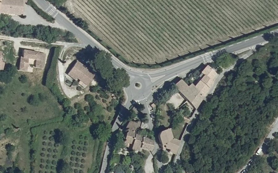 Vue aérienne du Rond-point anonyme n°166493489