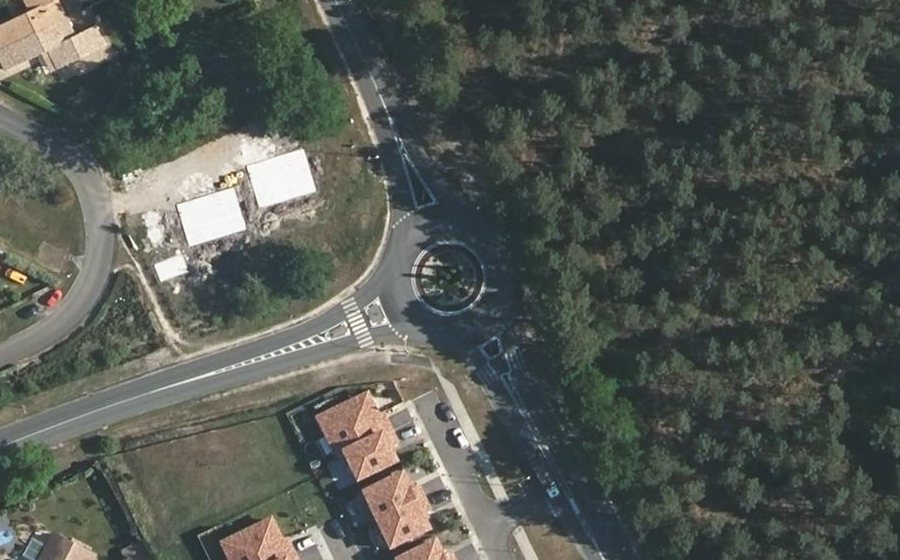 Vue aérienne du Rond-point anonyme n°166510799