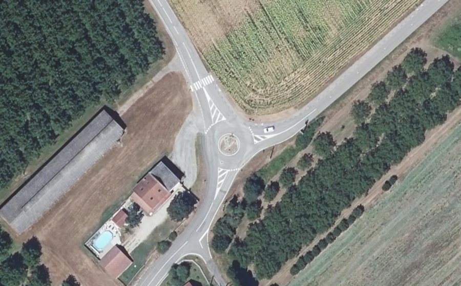Vue aérienne du Rond-point anonyme n°166512260