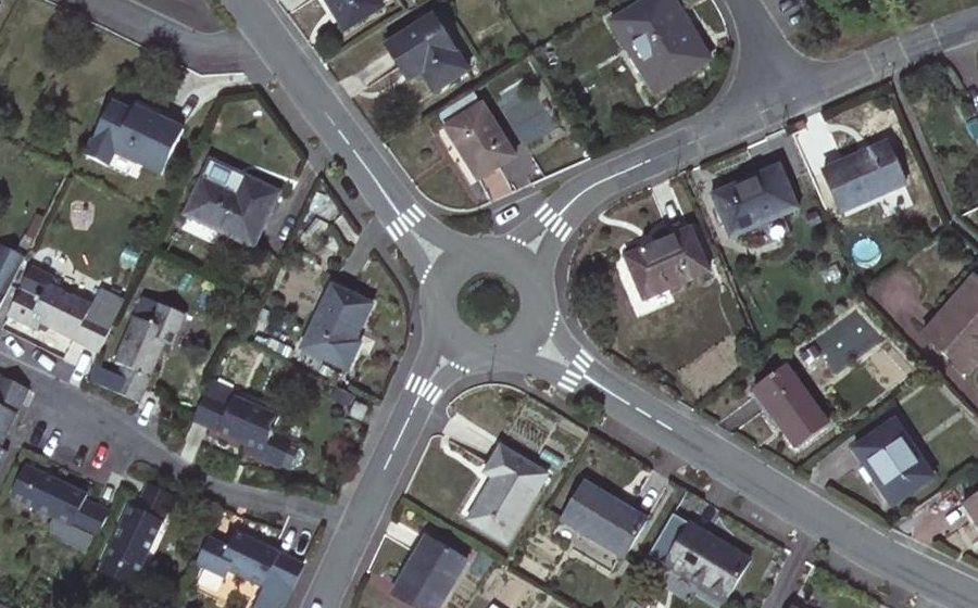 Vue aérienne du Rond-point anonyme n°166516573