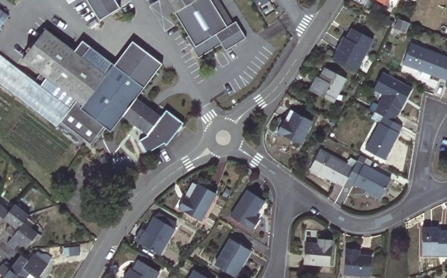 Vue aérienne du Rond-point anonyme n°166516575